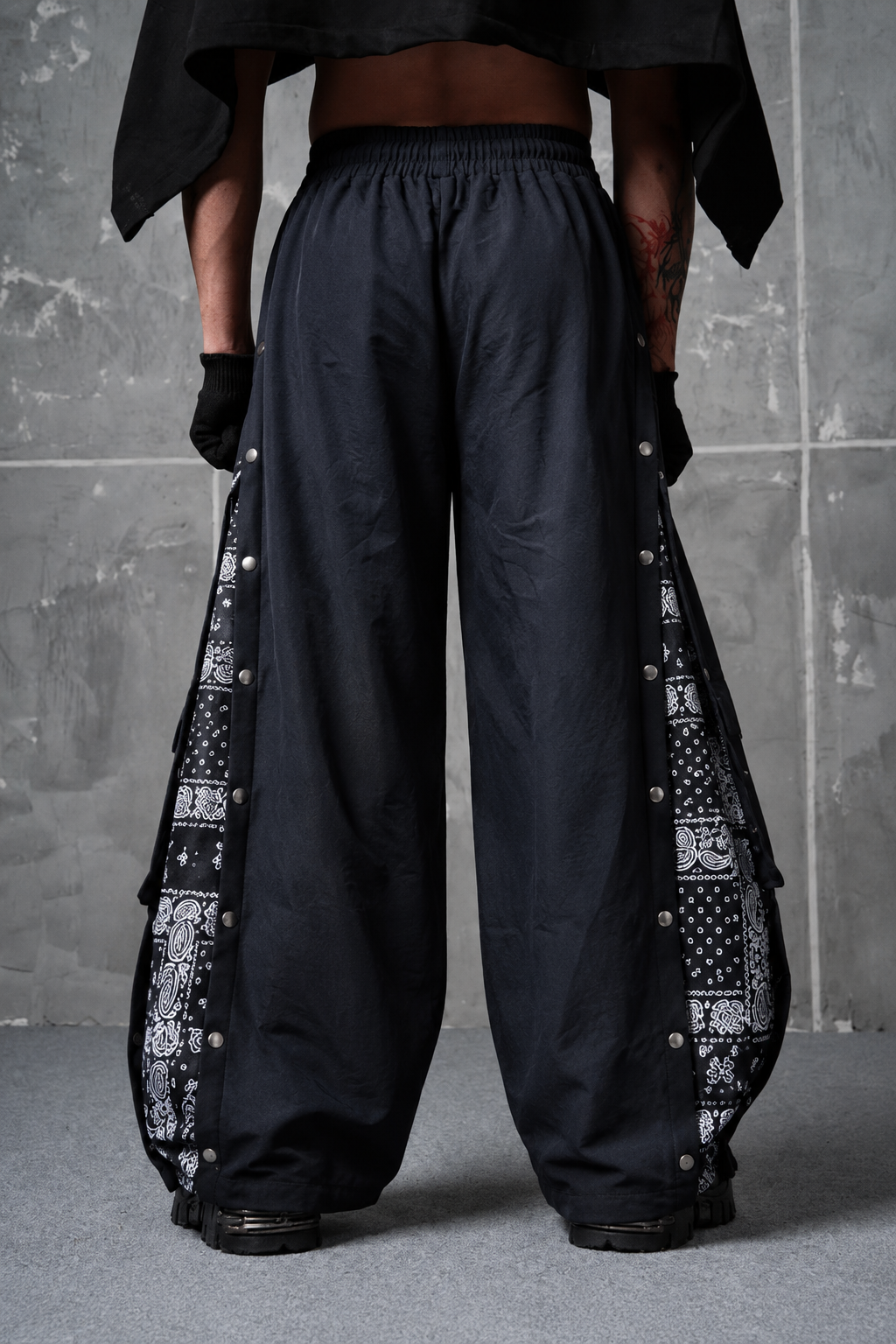BANDANA SPLIT BAGGY SWEATPANTS